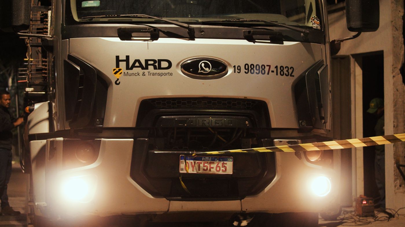 Cúpula e lança de guindaste Munck contra o céu