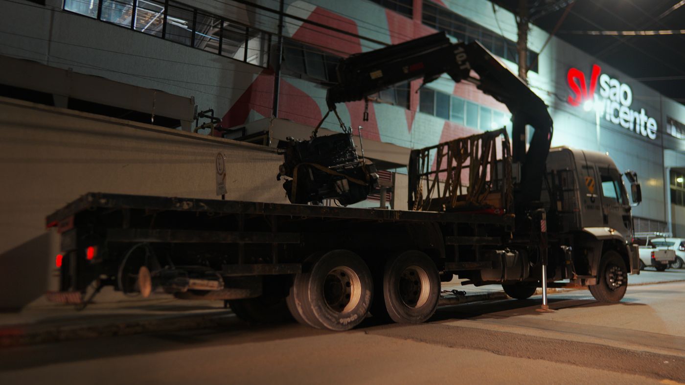 Operação industrial com caminhão Munck da Hard