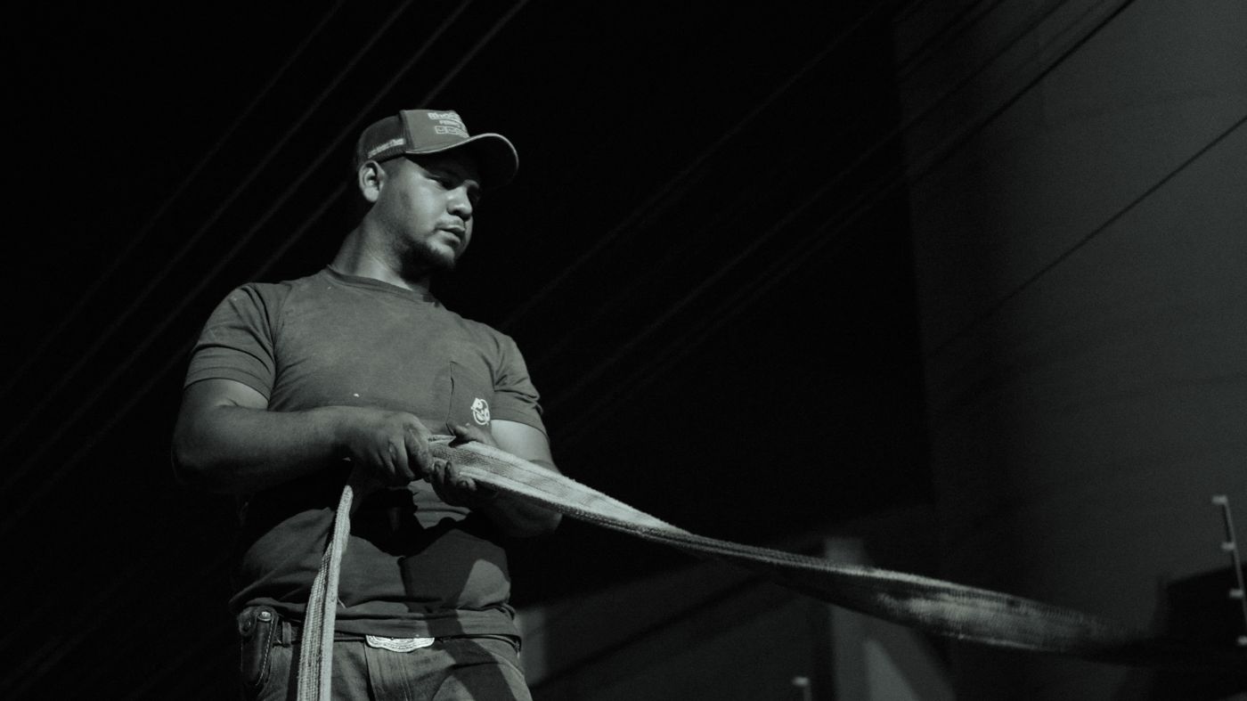 Operador da Hard Munck preparando o cabo